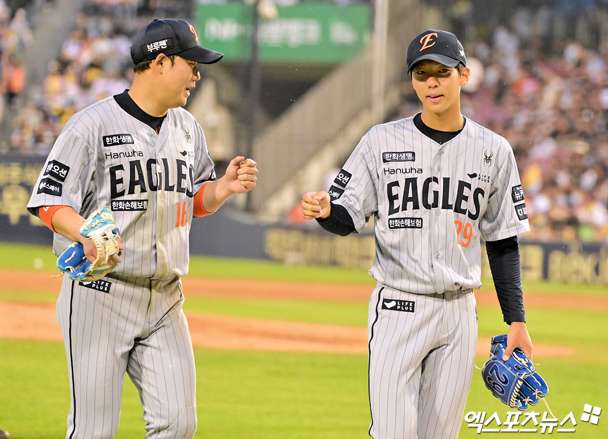 27일 오후 서울 송파구 잠실야구장에서 열린 '2025 신한 SOL Bank KBO리그' 한화 이글스와 LG 트윈스의 경기, 5회말 수비를 마친 한화 황준서가 더그아웃으로 향하고 있다. 잠실, 김한준 기자