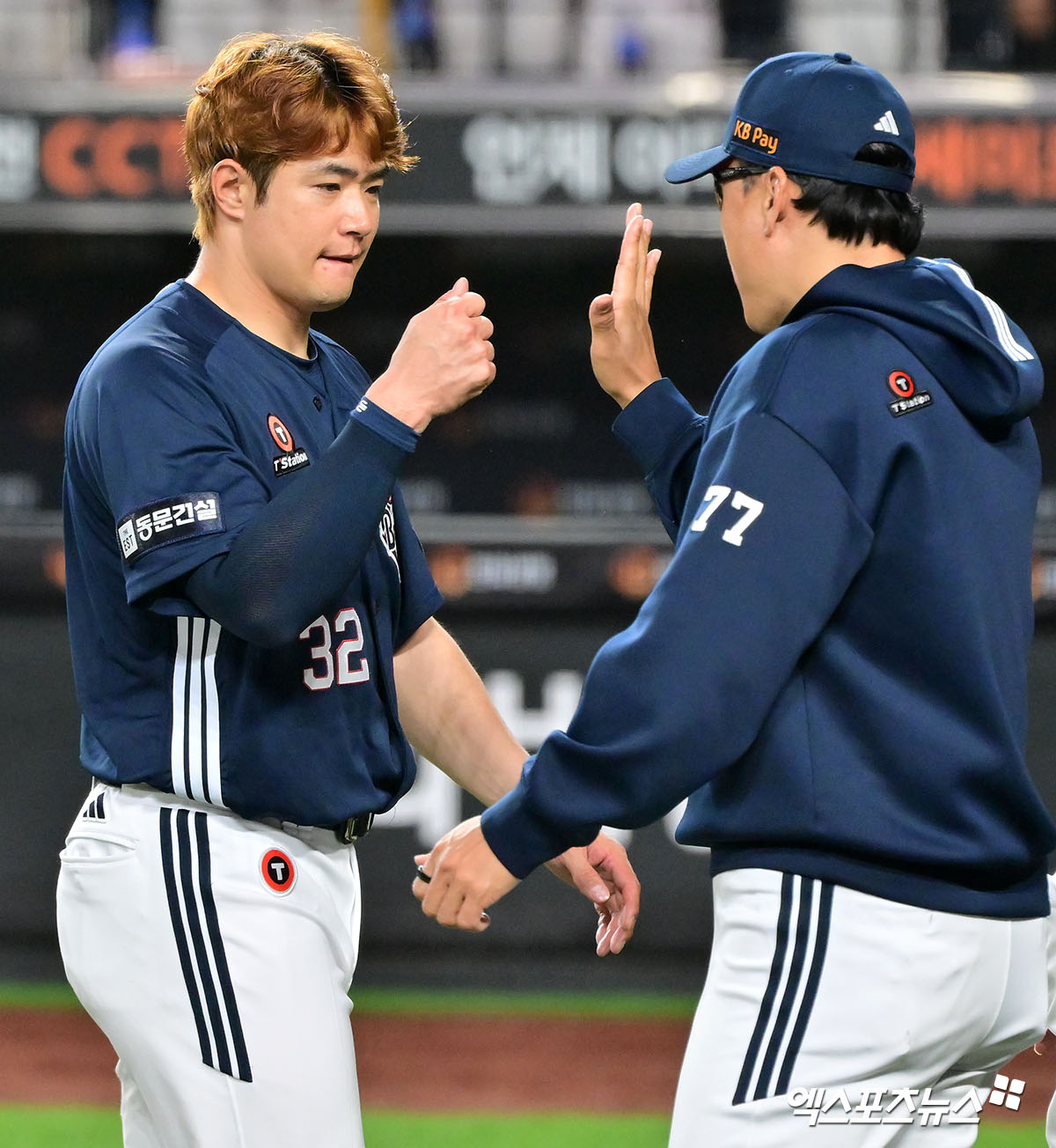 15일 오후 대전 한화생명 볼파크에서 열린 '2025 신한 SOL Bank KBO리그' 두산 베어스와 한화 이글스의 경기, 두산이 한화에 8:2로 승리를 거두며 3318일만에 대전 싹쓸이 승리에 성공했다.  이날 경기에서 승리한 두산 이승엽 감독이 김재환과 하이파이브를 하고 있다. 엑스포츠뉴스 DB