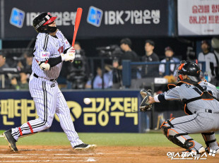 김현수 '사구는 아파'[포토]