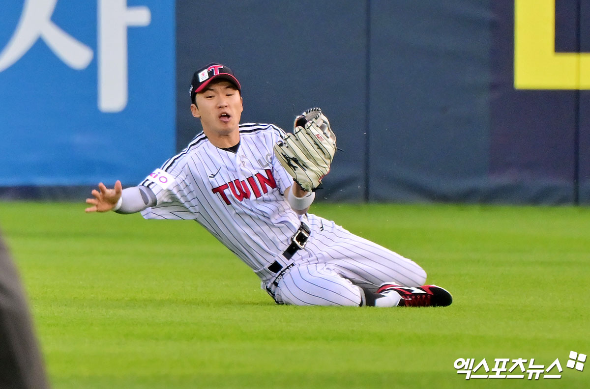 27일 오후 서울 송파구 잠실야구장에서 열린 '2025 신한 SOL Bank KBO리그' 한화 이글스와 LG 트윈스의 경기, 3회초 LG 박해민이 한화 최재훈의 타구를 잡아내고 있다. 잠실, 김한준 기자