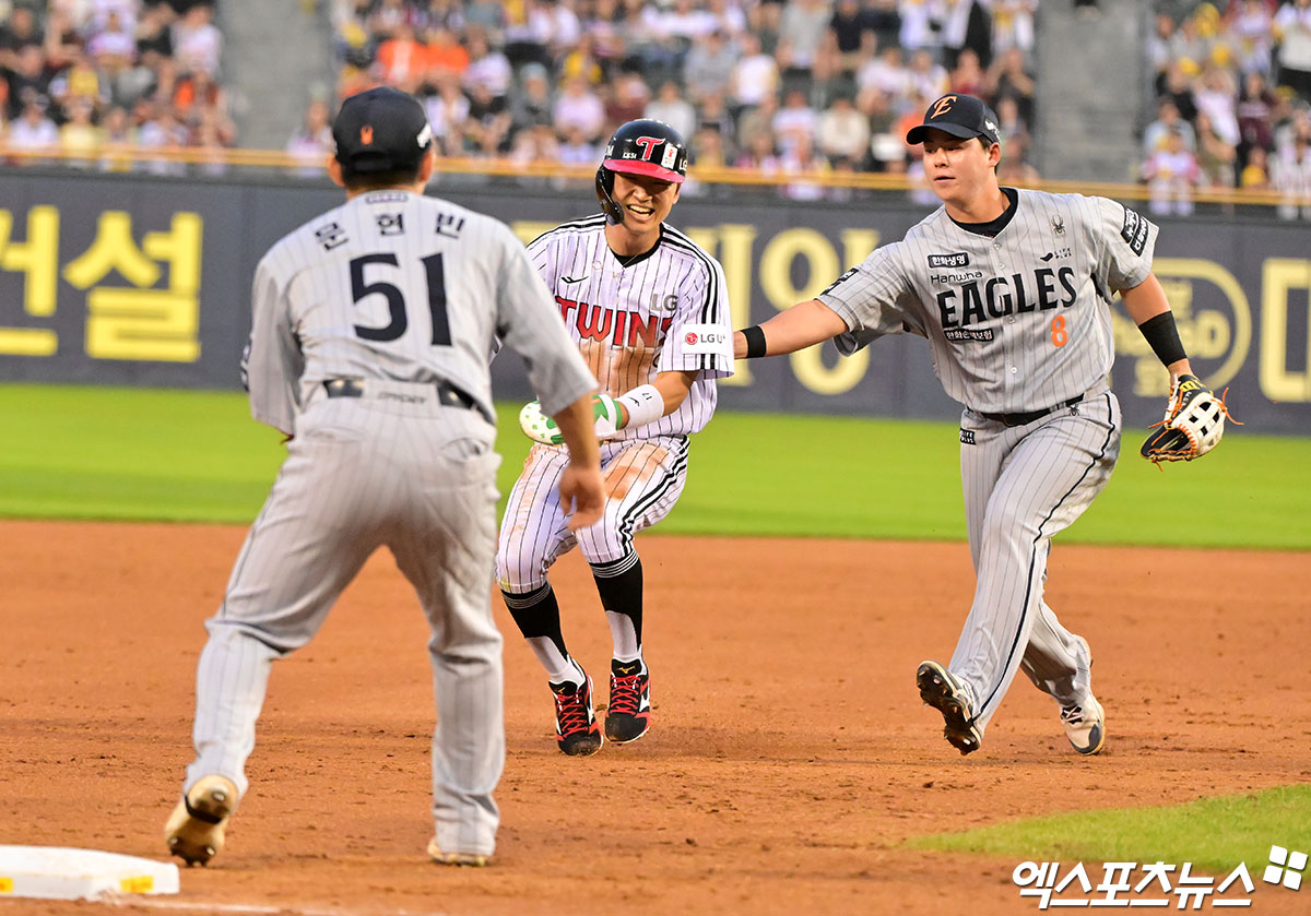 27일 오후 서울 송파구 잠실야구장에서 열린 '2025 신한 SOL Bank KBO리그' 한화 이글스와 LG 트윈스의 경기, 4회말 1사 2루 LG 박해민이 3루 도루를 시도하다 런다운에 걸려 한화 노시환에게 태그아웃을 당하고 있다. 잠실, 김한준 기자
