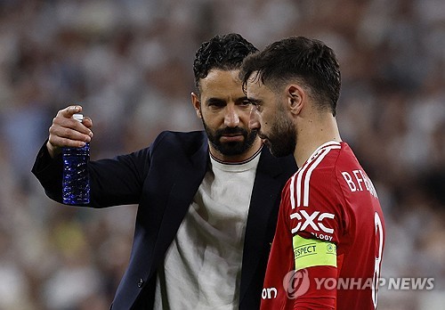 영국 매체 '데일리 메일'이 27일(한국시간) 사우디아라비아 프로리그 알힐랄이 관심을 갖는 브루누 페르난데스에게 3일 안에 결정하라고 통첩을 날렸다고 보도했다. 연합뉴스