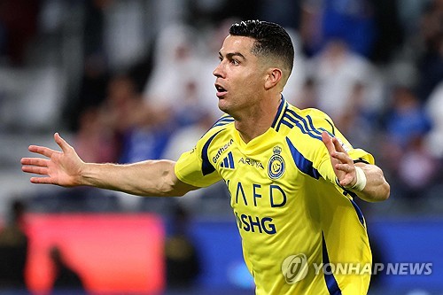 프랑스 매체 '풋메르카토'가 28일(한국시간) 새로운 도전을 예고한 호날두가 사우디프로리그 명문 팀 알힐랄의 제안을 받았다고 보도했다. 연합뉴스