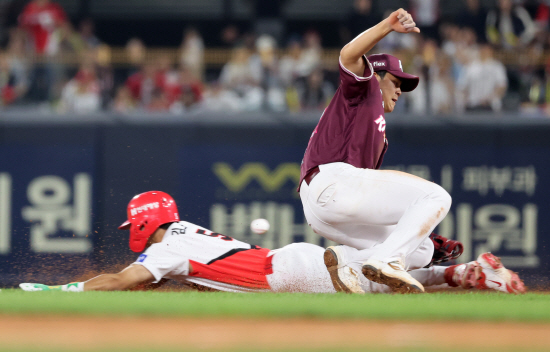 김도영은 지난 27일 광주기아챔피언스필드에서 열린 '2025 신한 SOL 뱅크' KBO리그 키움 히어로즈와 홈 경기에서 0-2로 뒤진 5회말 2사 3루 때 좌전 적시타를 터뜨려 출루에 성공했다. 이후 도루 과정에서 오른쪽 허벅지에 이상을 느꼈다. 결국 김규성으로 교체됐다. 구단 지정병원에서 자기공명영상(MRI) 검진을 한 결과 오른쪽 햄스트링(허벅지 뒤 근육) 손상 판정을 받았다. 연합뉴스