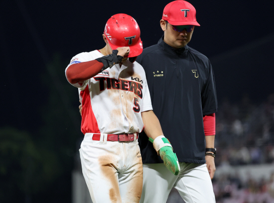 김도영은 지난 27일 광주기아챔피언스필드에서 열린 '2025 신한 SOL 뱅크' KBO리그 키움 히어로즈와 홈 경기에서 0-2로 뒤진 5회말 2사 3루 때 좌전 적시타를 터뜨려 출루에 성공했다. 이후 도루 과정에서 오른쪽 허벅지에 이상을 느꼈다. 결국 김규성으로 교체됐다. 구단 지정병원에서 자기공명영상(MRI) 검진을 한 결과 오른쪽 햄스트링(허벅지 뒤 근육) 손상 판정을 받았다. 연합뉴스