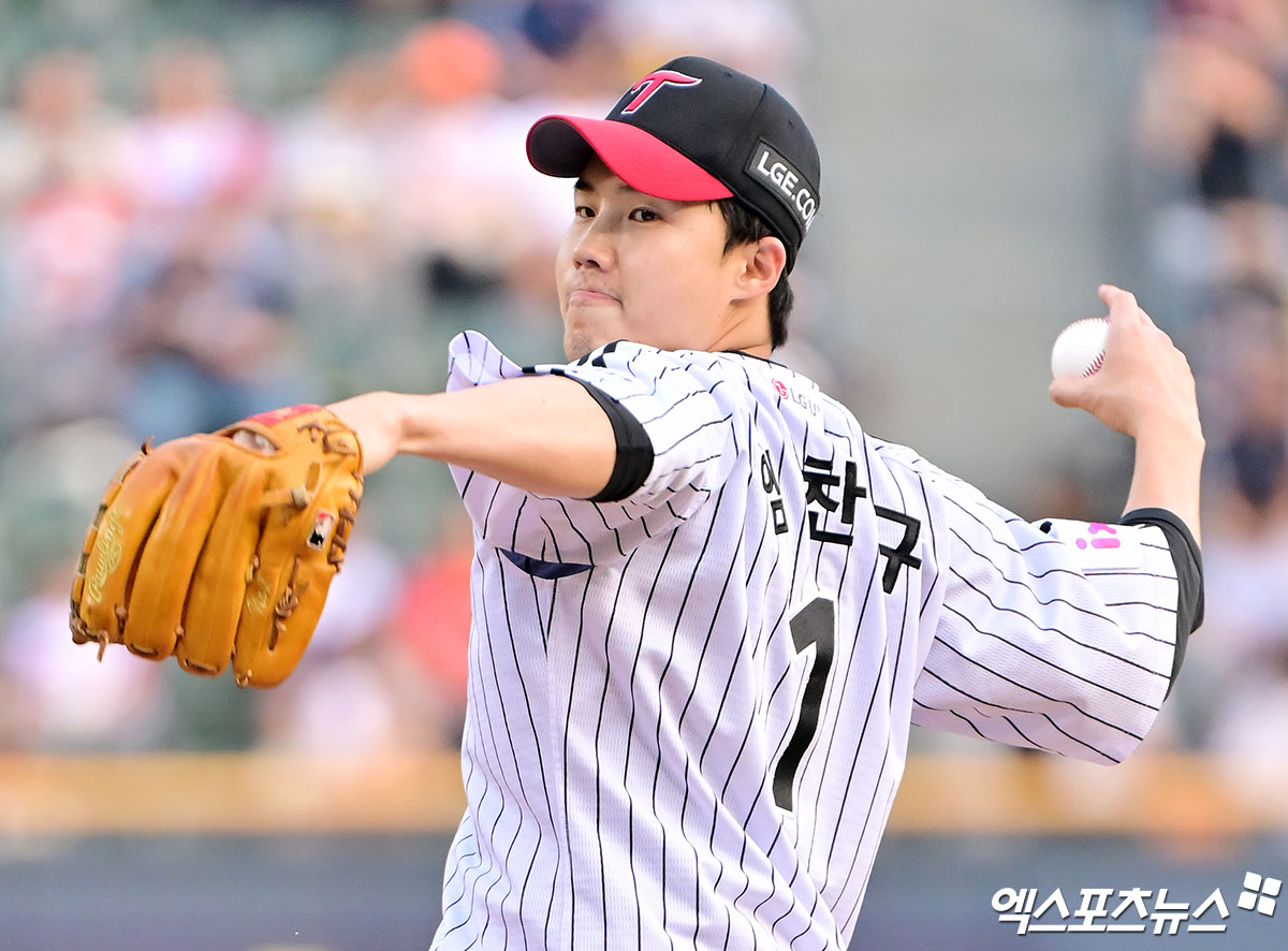 27일 오후 서울 송파구 잠실야구장에서 열린 '2025 신한 SOL Bank KBO리그' 한화 이글스와 LG 트윈스의 경기, 1회초 LG 선발투수 임찬규가 연습투구를 하고 있다. 잠실, 김한준 기자