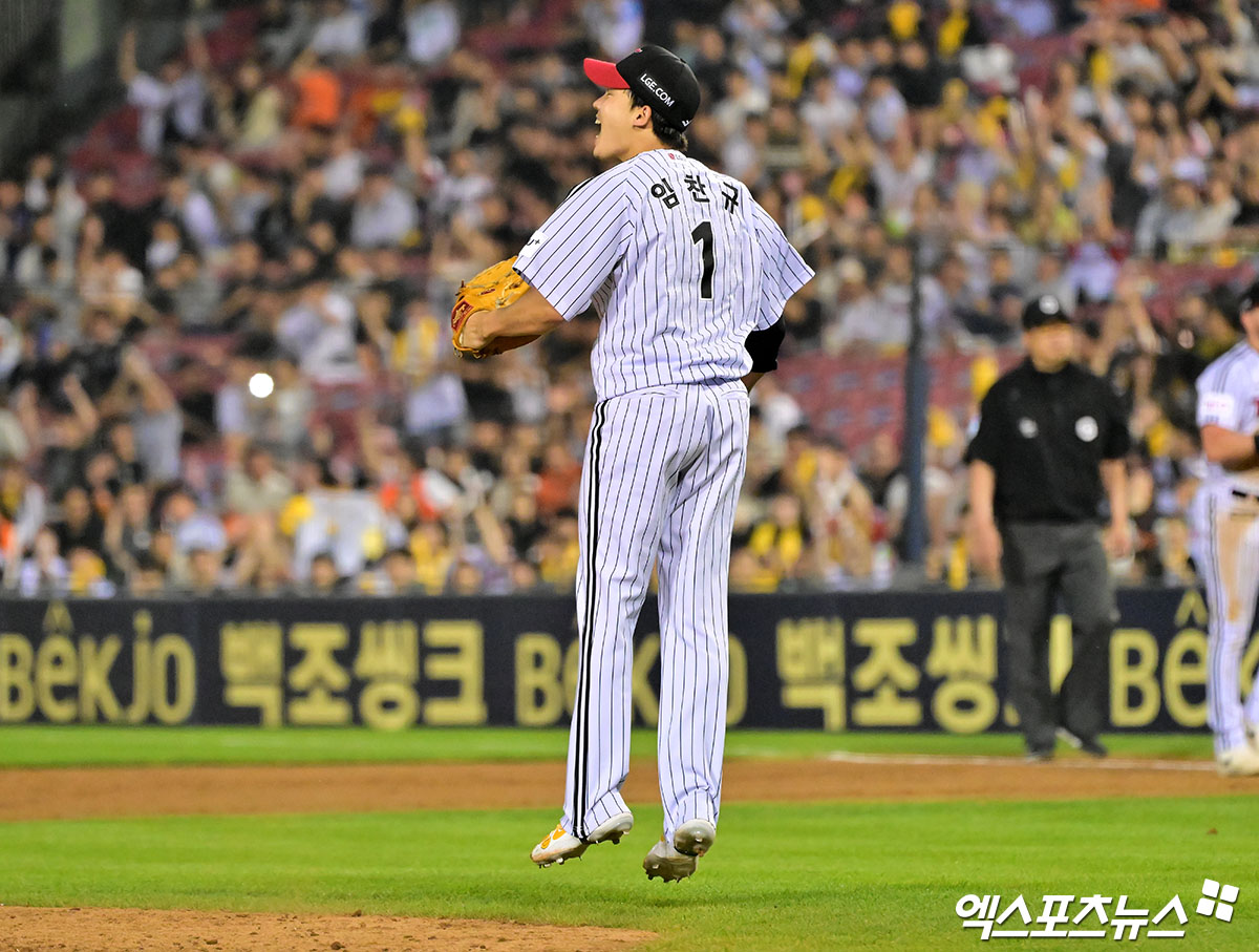 27일 오후 서울 송파구 잠실야구장에서 열린 '2025 신한 SOL Bank KBO리그' 한화 이글스와 LG 트윈스의 경기, 6회초 수비를 마친 LG 임찬규가 포효하고 있다. 잠실, 김한준 기자