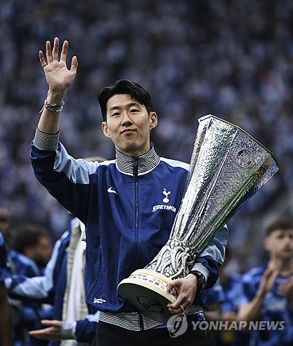 손흥민은 이제 토트넘 홋스퍼 구단에서 공식적으로 인정한 레전드다. 지난 10년 동안 토트넘을 위해 헌신한 손흥민의 노력에 대한 보답이다. 최근 토트넘과 함께 유럽축구연맹(UEFA) 유로파리그 우승을 달성한 손흥민이 토트넘 역사에서 주장 완장을 차고 유럽대항전 정상에 오른 세 번째 선수가 되자 구단에서는 그를 진정한 레전드로 인정했다. 사진 연합뉴스