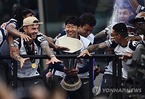 손흥민은 이제 토트넘 홋스퍼 구단에서 공식적으로 인정한 레전드다. 지난 10년 동안 토트넘을 위해 헌신한 손흥민의 노력에 대한 보답이다. 최근 토트넘과 함께 유럽축구연맹(UEFA) 유로파리그 우승을 달성한 손흥민이 토트넘 역사에서 주장 완장을 차고 유럽대항전 정상에 오른 세 번째 선수가 되자 구단에서는 그를 진정한 레전드로 인정했다. 사진 연합뉴스