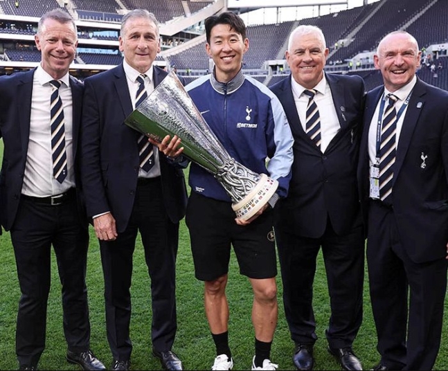 손흥민은 이제 토트넘 홋스퍼 구단에서 공식적으로 인정한 레전드다. 지난 10년 동안 토트넘을 위해 헌신한 손흥민의 노력에 대한 보답이다. 최근 토트넘과 함께 유럽축구연맹(UEFA) 유로파리그 우승을 달성한 손흥민이 토트넘 역사에서 주장 완장을 차고 유럽대항전 정상에 오른 세 번째 선수가 되자 구단에서는 그를 진정한 레전드로 인정했다. 사진 토트넘