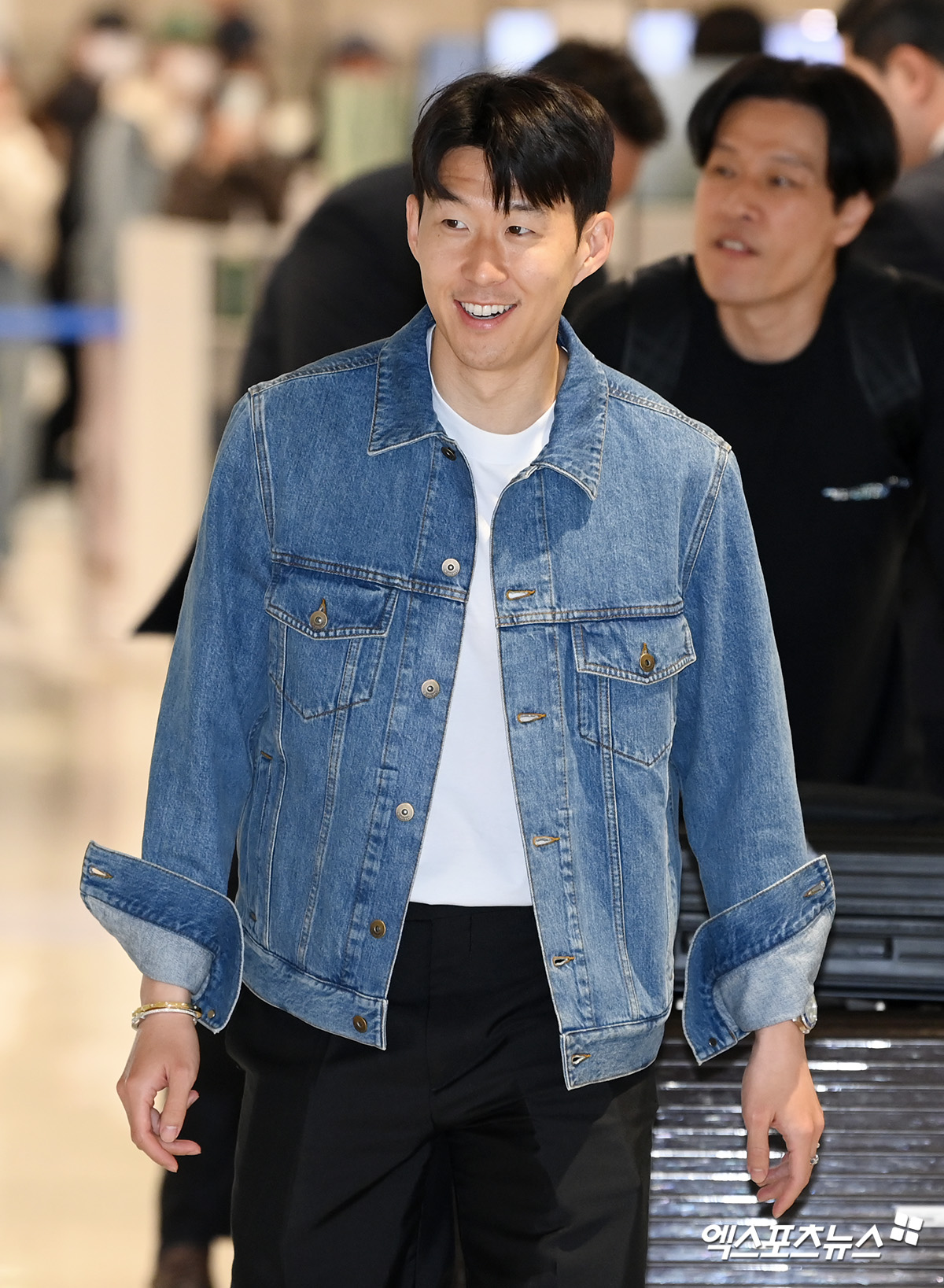 유럽 챔피언이 되어 돌아온 한국 축구대표팀의 주장 손흥민이 우승의 기운을 월드컵으로 이어가려고 한다. 유럽축구연맹(UEFA) 유로파리그 우승 이후 언론과의 인터뷰에서 밝힌 것처럼 내달 열리는 이라크, 쿠웨이트와의 2026 국제축구연맹(FIFA) 북중미 월드컵 아시아 지역 3차예선 2연전에서 월드컵 본선 진출을 확정 짓겠다는 생각이다. 사진 인천공항, 고아라 기자