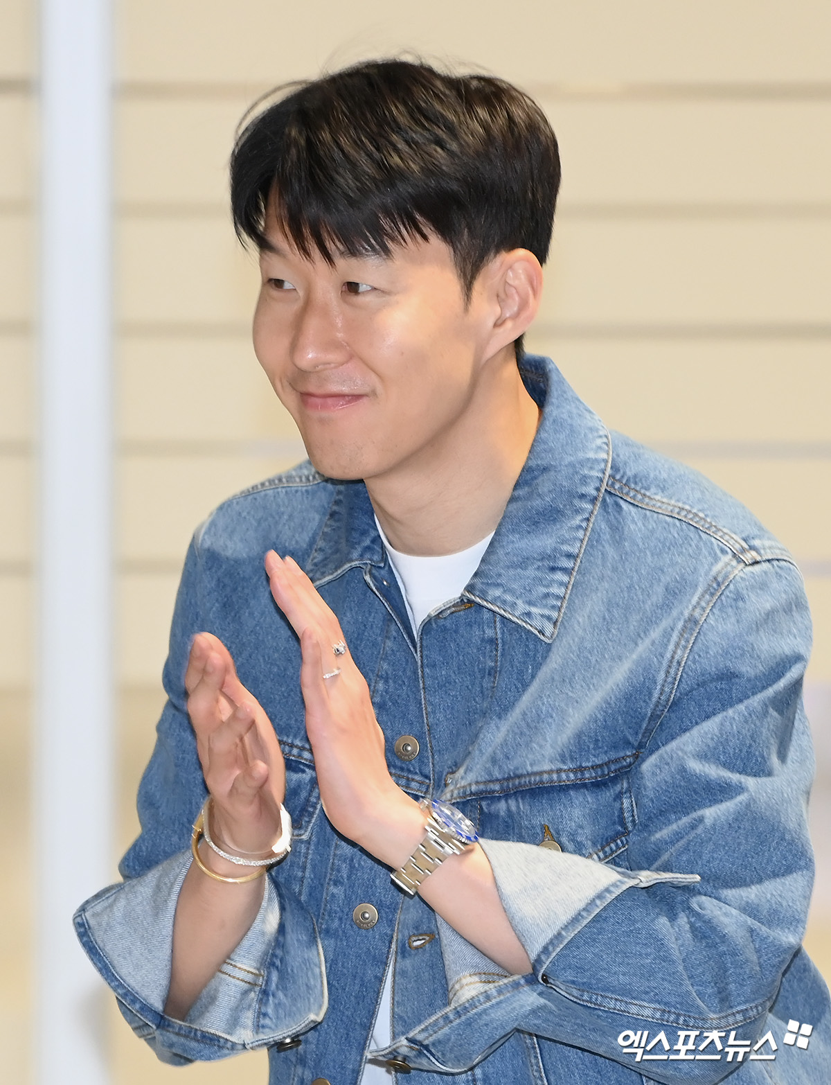 유럽 챔피언이 되어 돌아온 한국 축구대표팀의 주장 손흥민이 우승의 기운을 월드컵으로 이어가려고 한다. 유럽축구연맹(UEFA) 유로파리그 우승 이후 언론과의 인터뷰에서 밝힌 것처럼 내달 열리는 이라크, 쿠웨이트와의 2026 국제축구연맹(FIFA) 북중미 월드컵 아시아 지역 3차예선 2연전에서 월드컵 본선 진출을 확정 짓겠다는 생각이다. 사진 인천공항, 고아라 기자