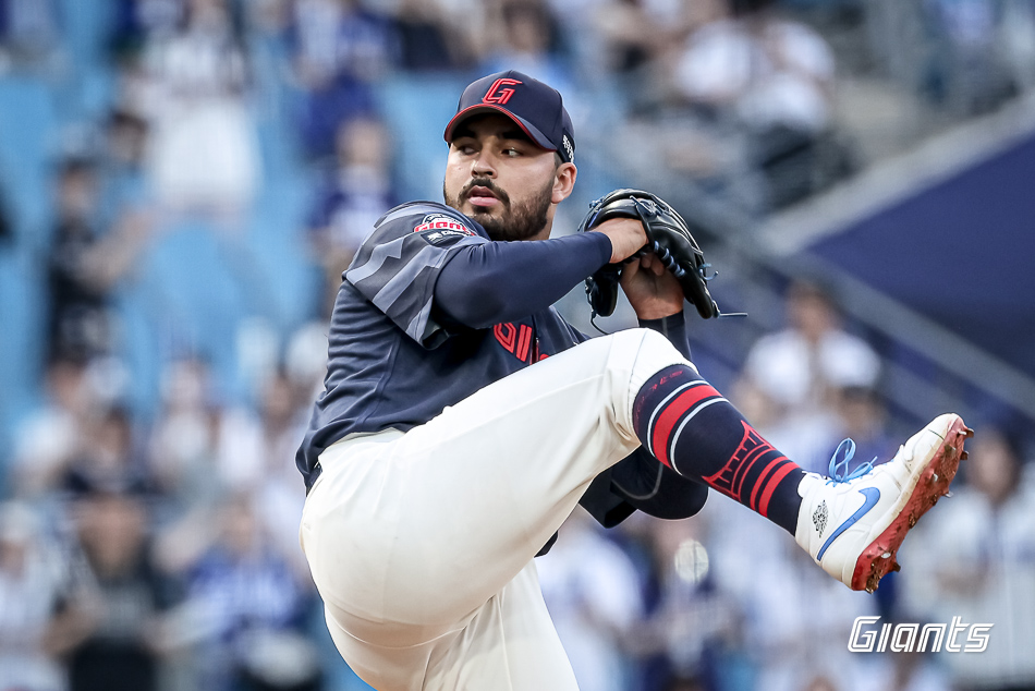 롯데 자이언츠 새 외국인 투수 알렉 감보아가 27일 대구 삼성라이온즈파크에서 열린 삼성 라이온즈와의 원정경기에서 투구하고 있다. 롯데 자이언츠