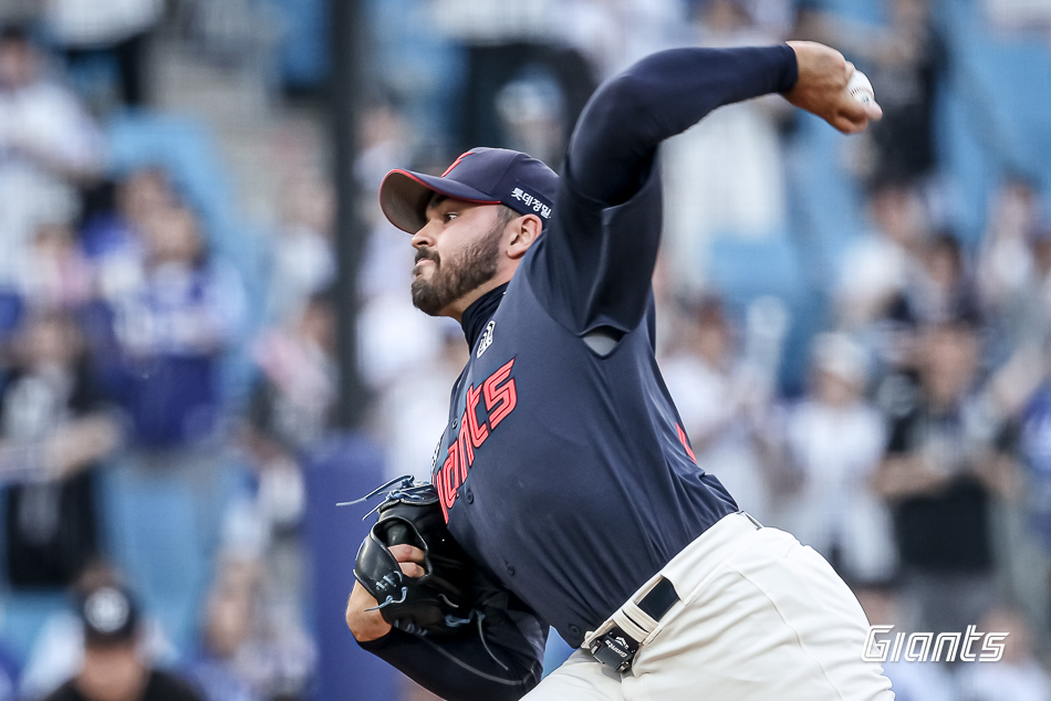 롯데 자이언츠 새 외국인 투수 알렉 감보아가 27일 대구 삼성라이온즈파크에서 열린 삼성 라이온즈와의 원정경기에서 투구하고 있다. 롯데 자이언츠