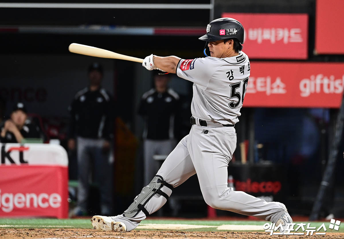 KT 위즈 핵심 타자 강백호가 지난 27일 신한 Sol 뱅크 KBO리그 두산전에 5번 지명타자로 선발 출전해 주루 도중 베이스를 잘못 밟아 우측 발목 인대 파열 부상을 당했다. 향후 8주 회복 기간이 필요하다. 엑스포츠뉴스 DB