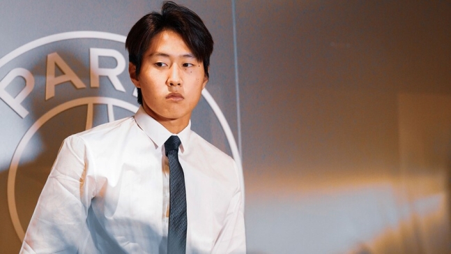 이강인이 다시 한 번 맨체스터 유나이티드와 연결됐다. 이강인은 올시즌을 끝으로 현 소속팀인 프랑스 PSG와 결별할 것이 유력하다. 이적시장에 나온 가운데 이탈리아 세리에A 우승팀 나폴리가 그의 영입을 원하고 있으나 맨유 등 9팀 이상이 역시 이강인을 눈여겨 보고 있다는 보도가 함께 나왔다. PSG