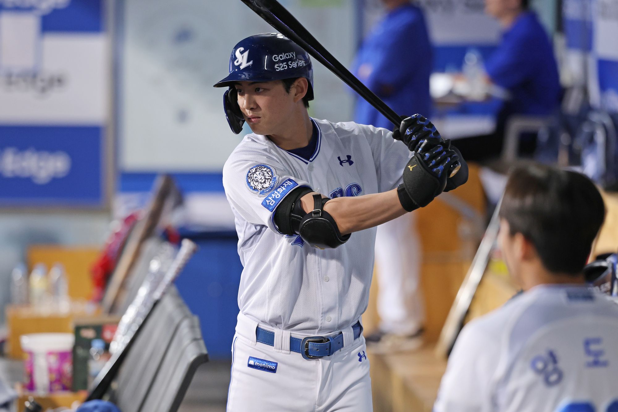 삼성 라이온즈 외야수 구자욱이 정규시즌 경기 중 더그아웃에서 타격을 준비하고 있다. 삼성 라이온즈