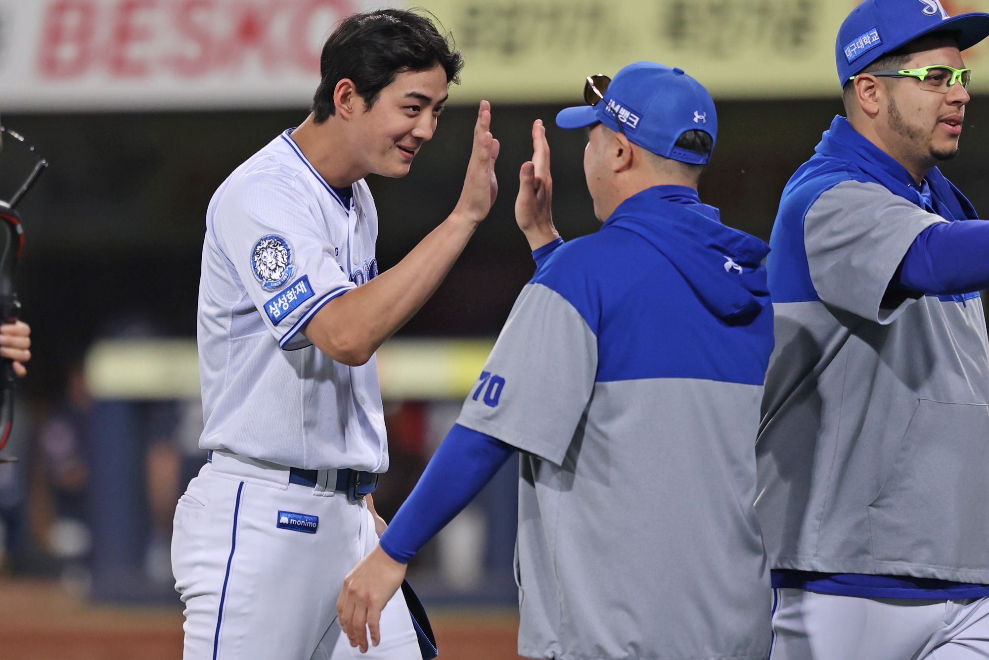 삼성 라이온즈 외야수 구자욱이 정규시즌 경기에서 승리 후 박진만 감독과 하이파이브하고 있다. 삼성 라이온즈