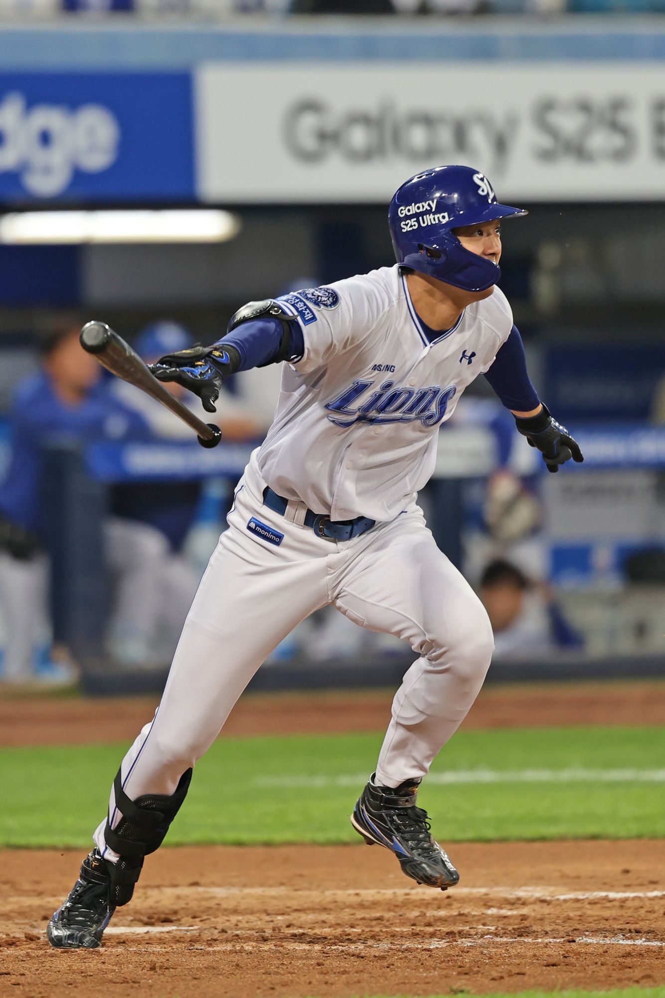 삼성 라이온즈 외야수 구자욱이 정규시즌 경기에서 타격하고 있다. 삼성 라이온즈