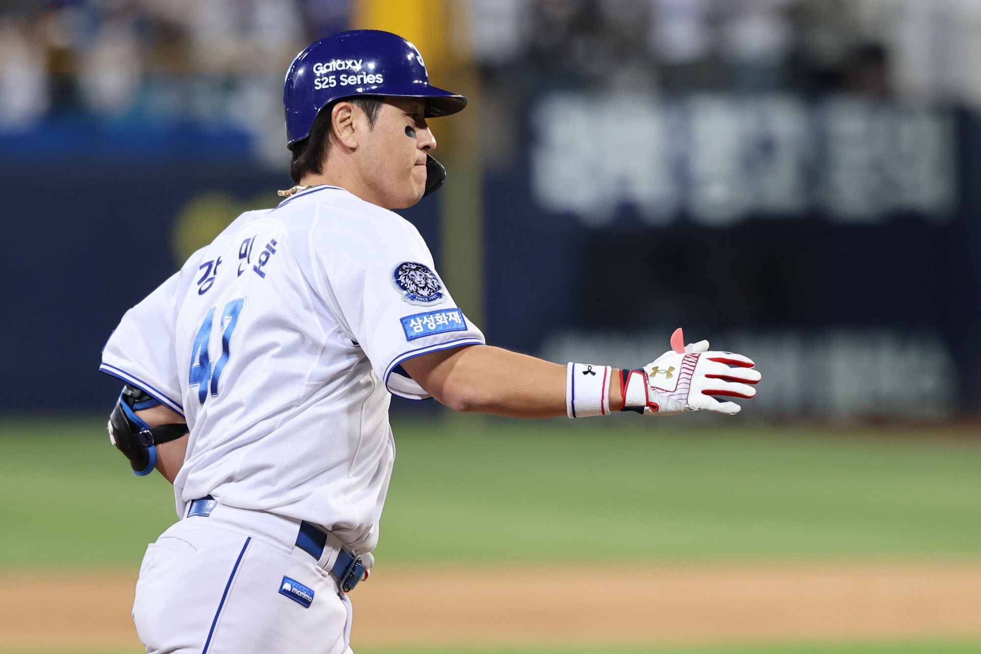 삼성 라이온즈 포수 강민호가 정규시즌 경기에 출전해 홈런을 친 뒤 베이스를 돌고 있다. 삼성 라이온즈
