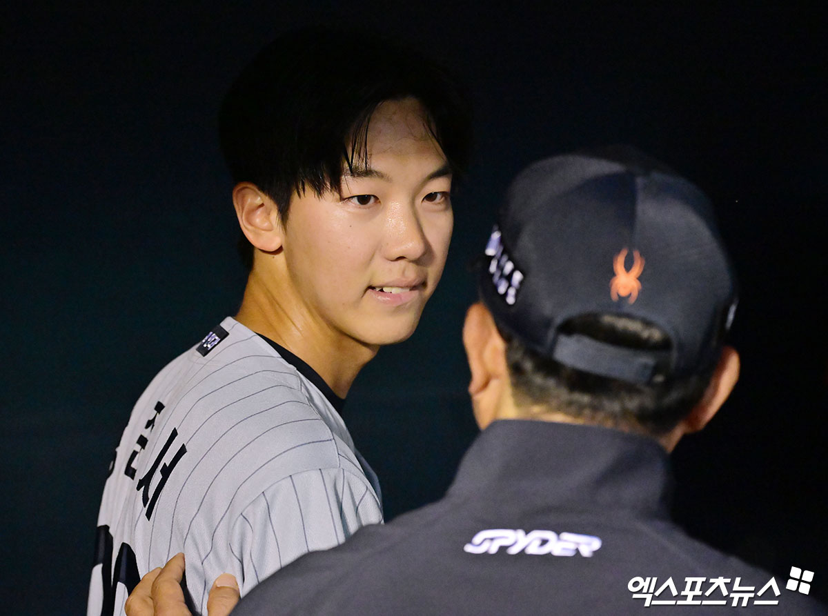 한화 이글스 좌완 영건 황준서가 지난 27일 서울 잠실야구장에서 열린 2025 신한 SOL Bank KBO리그 LG 트윈스와의 팀 간 6차전에 선발등판, 5이닝 2실점으로 호투했다. 사진 엑스포츠뉴스 DB