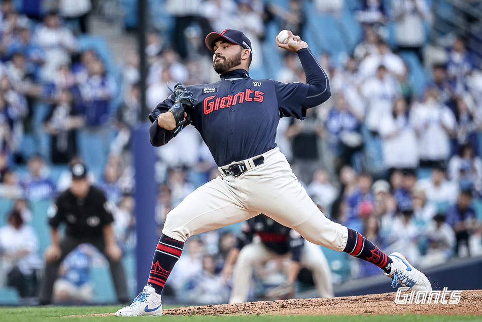 롯데 자이언츠 새 외국인 투수 알렉 감보아가 27일 대구 삼성라이온즈파크에서 열린 삼성 라이온즈와의 원정경기에서 투구하고 있다. 롯데 자이언츠