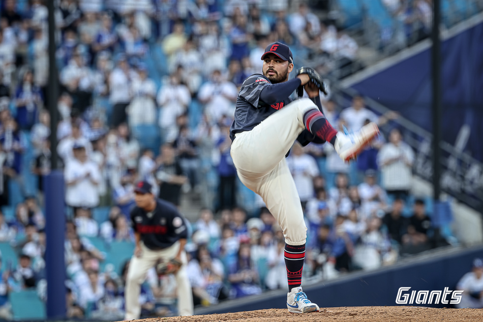 롯데 자이언츠 새 외국인 투수 알렉 감보아가 27일 대구 삼성라이온즈파크에서 열린 삼성 라이온즈와의 원정경기에서 투구하고 있다. 롯데 자이언츠