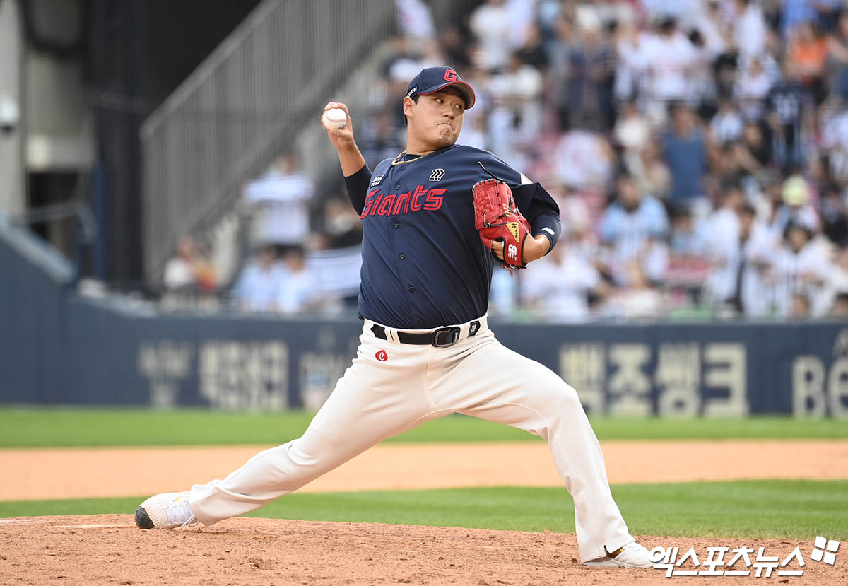 롯데 자이언츠 선발투수 나균안이 경기에 선발 등판해 투구하고 있다. 엑스포츠뉴스 DB