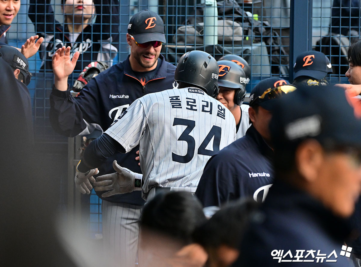 한화 이글스 외국인 타자 에스테반 플로리얼이 28일 서울 잠실야구장에서 열린 2025 신한 SOL Bank KBO리그 LG 트윈스와의 팀 간 7차전에 1번타자 겸 중견수로 선발출전, 시즌 7호 홈런을 기록했다. 사진 엑스포츠뉴스 김한준 기자