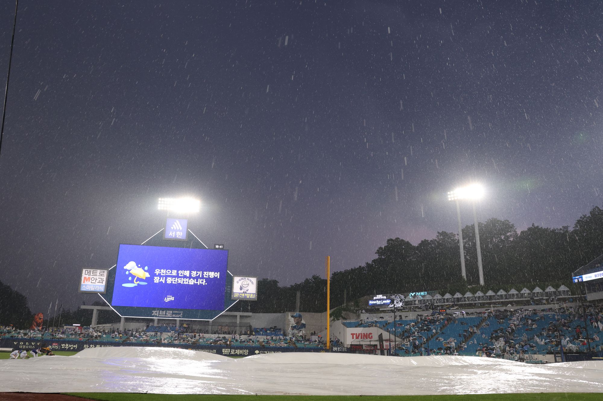 28일 삼성 라이온즈와 롯데 자이언츠의 정규시즌 맞대결이 열린 대구 삼성라이온즈파크에 갑작스레 천둥, 번개, 폭우가 들이닥쳤다. 결국 경기는 우천 취소됐다. 삼성 라이온즈