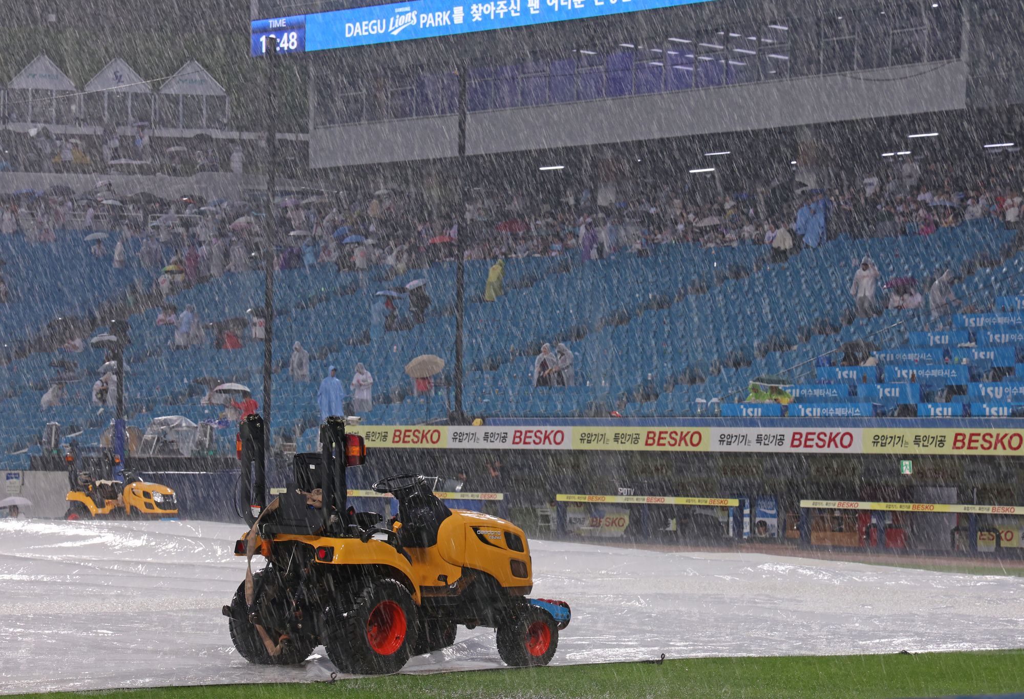 28일 삼성 라이온즈와 롯데 자이언츠의 정규시즌 맞대결이 열린 대구 삼성라이온즈파크에 갑작스레 천둥, 번개, 폭우가 들이닥쳤다. 결국 경기는 우천 취소됐다. 삼성 라이온즈