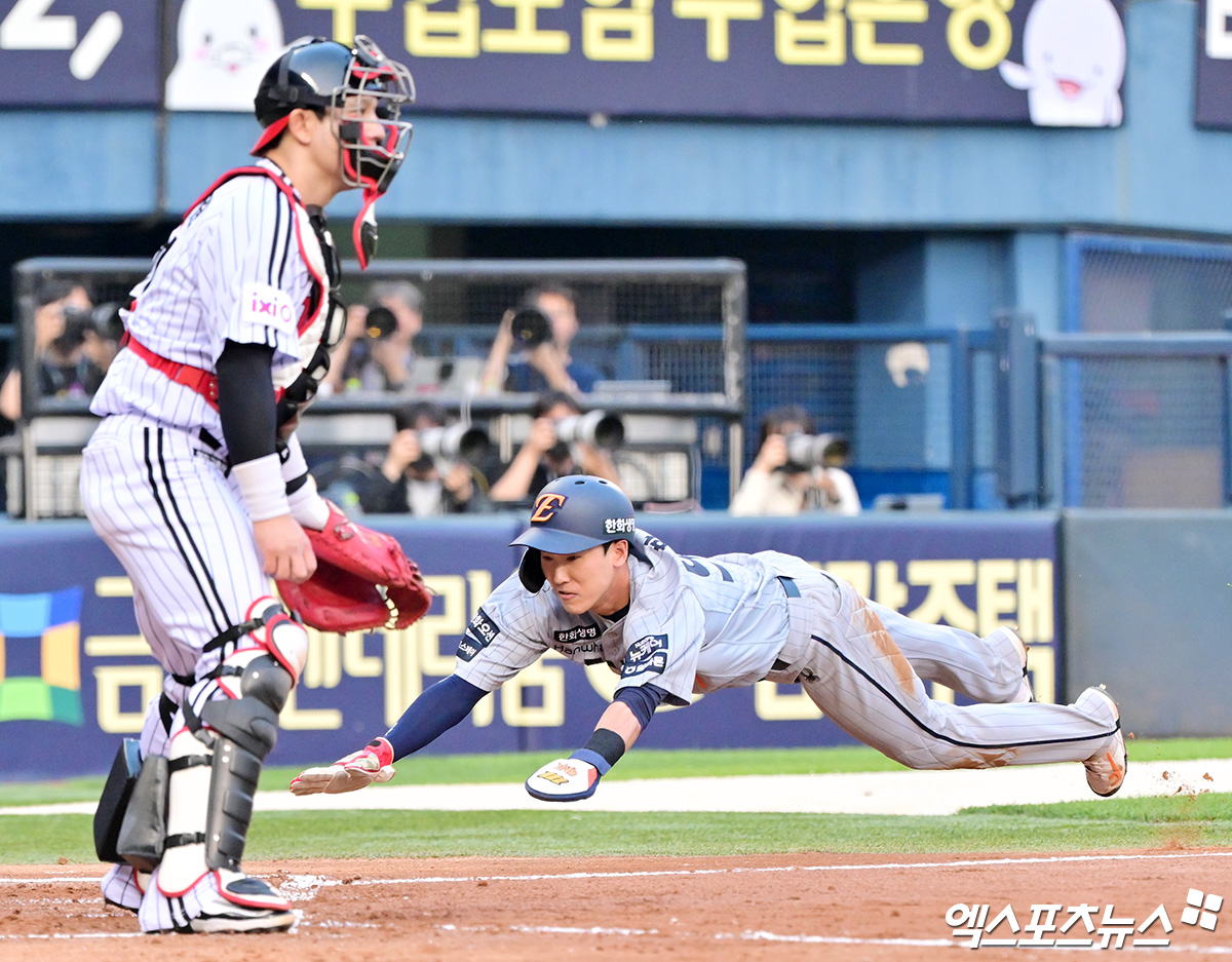 한화 이글스 내야수 황영묵(오른쪽)이 28일 서울 잠실야구장에서 열린 2025 신한 SOL Bank KBO리그 LG 트윈스와의 팀 간 7차전에서  3회초 득점을 기록했다. 사진 김한준 기자