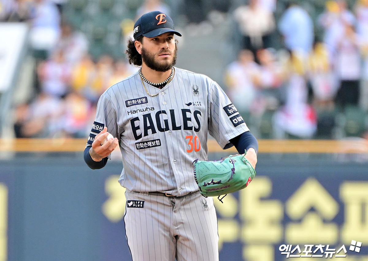한화 이글스 에이스 코디 폰세가 28일 서울 잠실야구장에서 열린 2025 신한 SOL Bank KBO리그 LG 트윈스와의 팀 간 7차전에 선발등판, 7이닝 6피안타 2피홈런 1사구 8탈삼진 4실점을 기록했다. 사진 김한준 기자