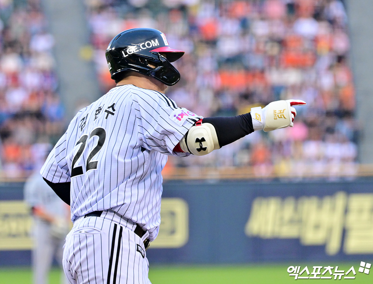LG 트윈스 베테랑 타자 김현수가 28일 서울 잠실야구장에서 열린 2025 신한 SOL Bank KBO리그 한화 이글스와의 팀 간 7차전에서 4회말 솔로 홈런을 기록했다. 사진 김한준 기자