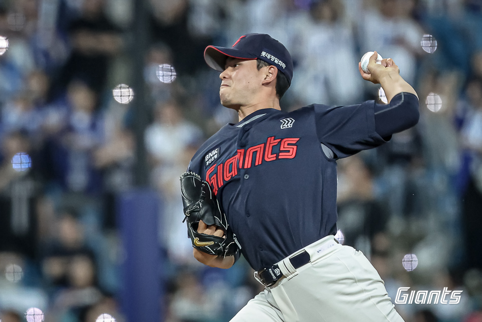 롯데 자이언츠 좌완투수 김진욱이 27일 대구 삼성라이온즈파크에서 열린 삼성 라이온즈와의 원정경기에 구원 등판해 역투하고 있다. 롯데 자이언츠