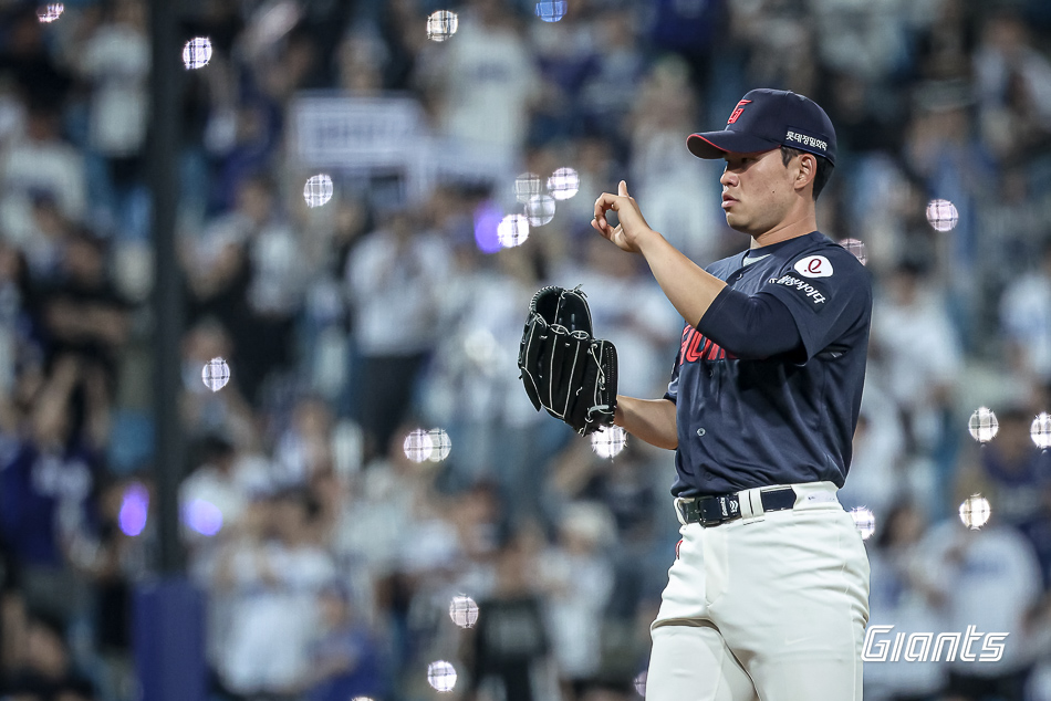 롯데 자이언츠 좌완투수 김진욱이 27일 대구 삼성라이온즈파크에서 열린 삼성 라이온즈와의 원정경기에 구원 등판해 포수와 소통하고 있다. 롯데 자이언츠