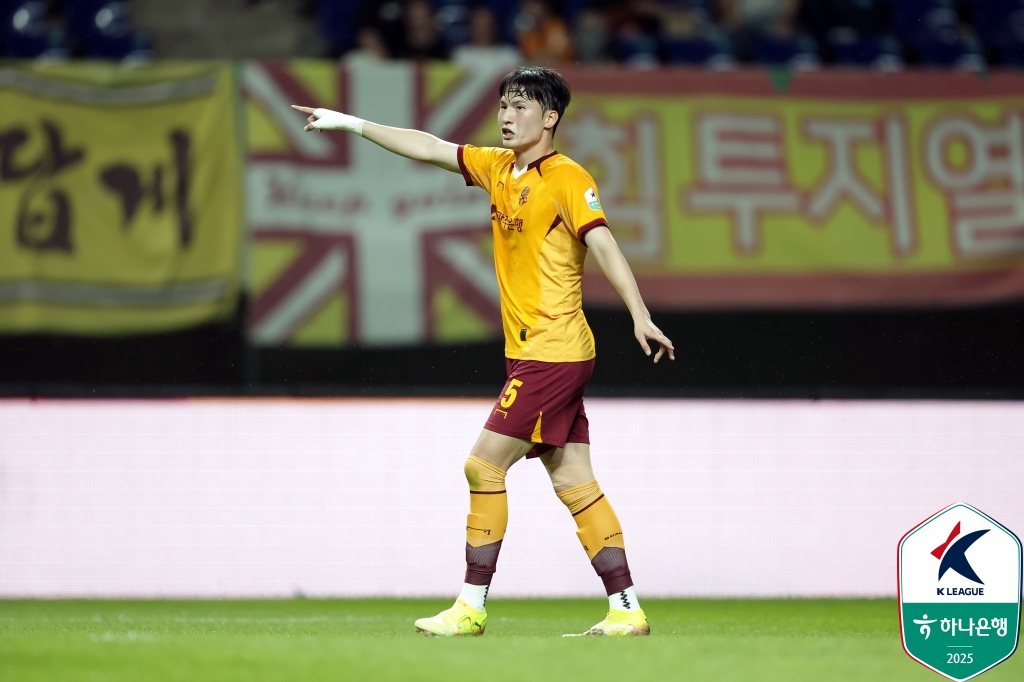 이정효 감독이 깊은 한숨을 내쉬었다. 광주FC에 또다시 부상자가 발생했다. 주전 센터백 변준수가 공중볼 경합 도중 눈 위가 찢어진 것이다. 또한 광주는 다음 경기부터 조성권과 박태준을 기용하지 못하게 되면서 순식간에 세 명의 주전급 선수들이 빠진 상황에 놓였다. 이 감독이 한숨을 내쉰 이유다. 사진 한국프로축구연맹