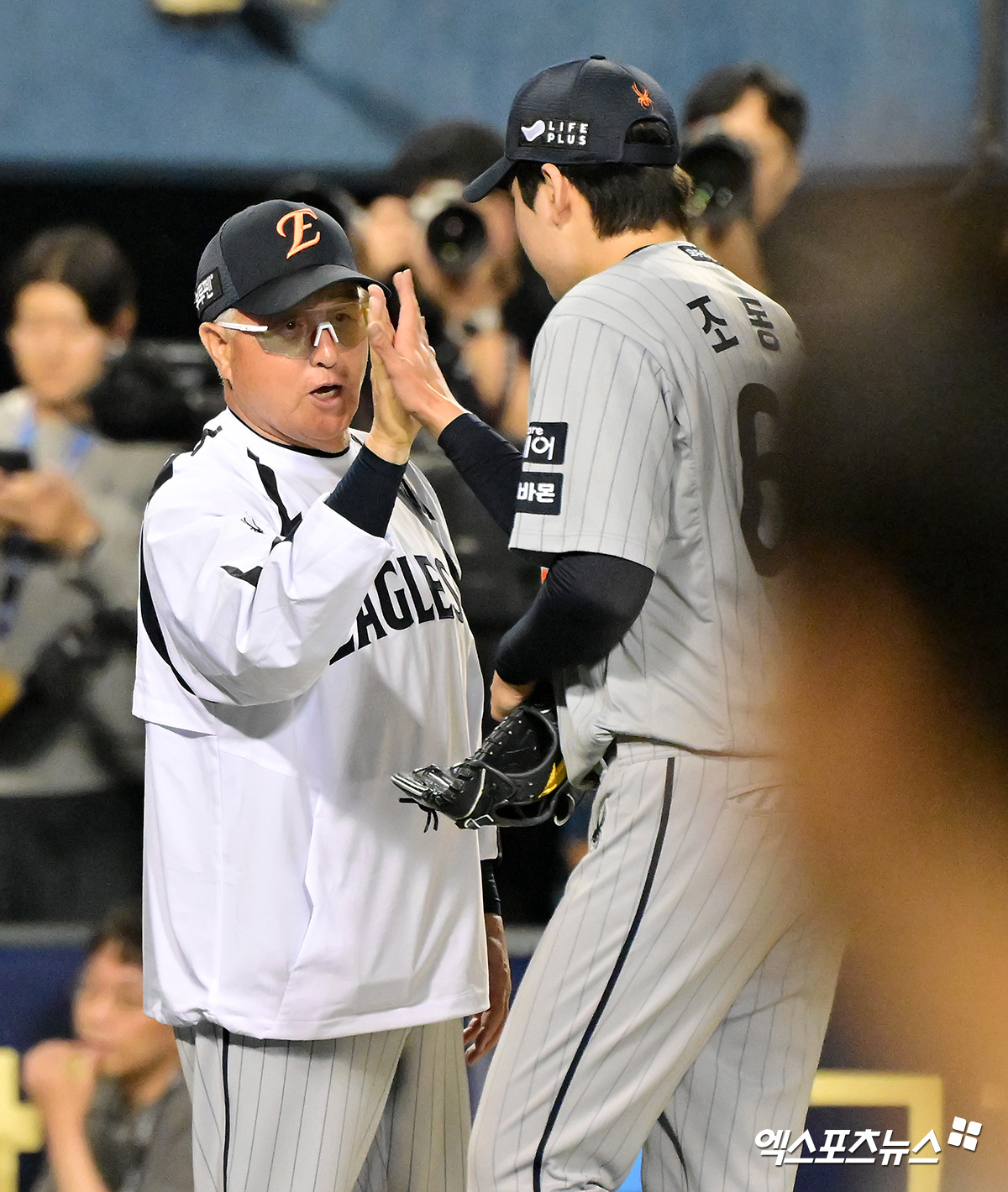 김경문(왼쪽) 한화 이글스 감독이 28일 서울 잠실야구장에서 열린 2025 신한 SOL Bank KBO리그 LG 트윈스와의 팀 간 8차전에서 연장 11회 6-5 승리를 거둔 뒤 투수 조동욱을 격려하고 있다. 사진 김한준 기자