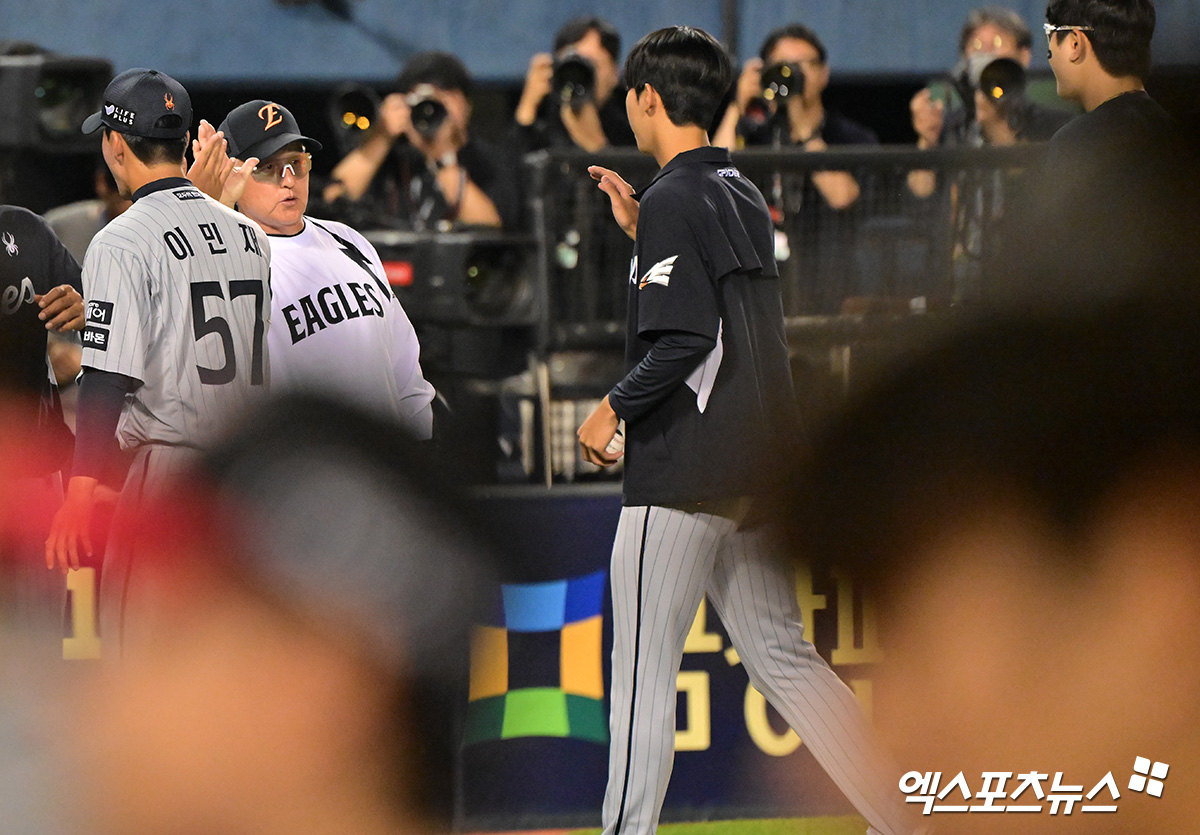 김경문 감독이 이끄는 한화 이글스가 28일 서울 잠실야구장에서 열린 2025 신한 SOL Bank KBO리그 LG 트윈스와의 팀 간 8차전에서 연장 11회 6-5 승리를 거뒀다. 사진 김한준 기자
