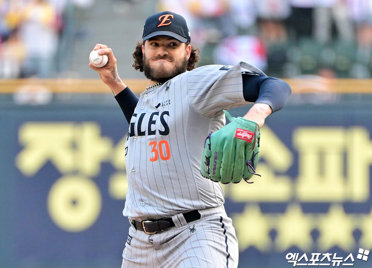 한화 이글스 에이스 코디 폰세가 28일 서울 잠실야구장에서 열린 2025 신한 SOL Bank KBO리그 LG 트윈스와의 팀 간 8차전에 선발등판, 7이닝 6피안타 2피홈런 1사구 8탈삼진 4실점을 기록했다. 팀 동료 류현진이 지난 2012년 세운 역대 최소 경기 100탈삼진과 타이 기록을 달성했다. 사진 김한준 기자