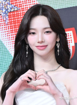 카리나, '숫자 2 + 빨간 점퍼' 입었다가 '날벼락'…에스파 활동 어쩌나 [엑's 이슈]