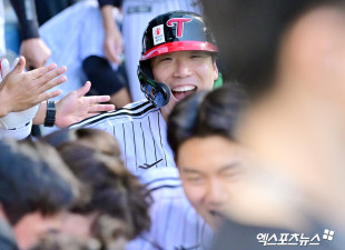 김현수 '추격의 솔로포'[포토]