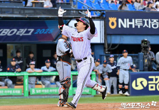 홈런 세리머니 하는 김현수[포토]