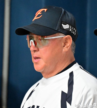 경기 지켜보는 김경문 감독[포토]