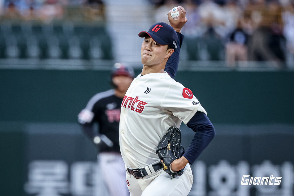 롯데 자이언츠 우완투수 윤성빈이 지난 20일 LG 트윈스전에 선발 등판해 역투하고 있다. 당일 제구 난조로 무너졌던 윤성빈은 28일 2군 퓨처스리그서 3이닝 무실점 호투를 펼치며 시속 159km 강속구까지 뽐냈다. 롯데 자이언츠