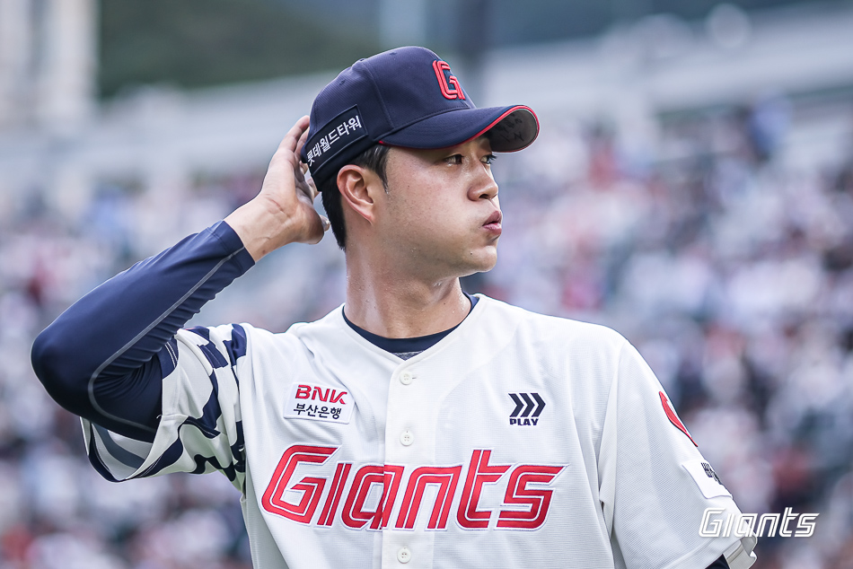 롯데 자이언츠 우완투수 윤성빈이 지난 20일 LG 트윈스전에 선발 등판해 이닝을 마친 뒤 더그아웃으로 들어오고 있다. 당일 제구 난조로 무너졌던 윤성빈은 28일 2군 퓨처스리그서 3이닝 무실점 호투를 펼치며 시속 159km 강속구까지 뽐냈다. 롯데 자이언츠