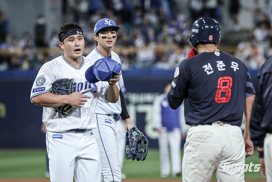 29일 대구 삼성라이온즈파크에서 열린 삼성 라이온즈와 롯데 자이언츠의 경기에서 벤치클리어링이 발생했다. 왼쪽에 선 삼성 최원태와 롯데 전준우가 대화하고 있다. 롯데 자이언츠