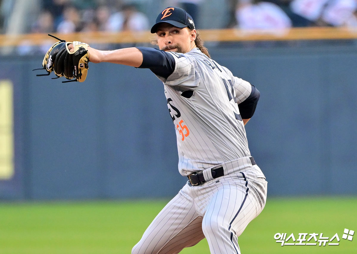 한화 이글스 외국인 투수 라이언 와이스가 29일 서울 잠실야구장에서 열린 2025 신한 SOL Bank KBO리그 LG 트윈스와의 팀 간 8차전에 선발등판, 6이닝 1실점으로 호투했다. 사진 엑스포츠뉴스 DB