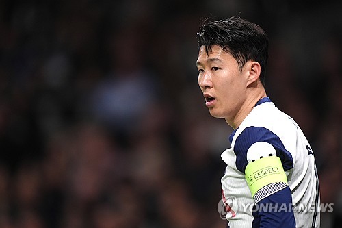 영국 더선은 29일 '토트넘이 구단 레전드 손흥민을 사우디로 이적시키는 데 관심이 있다. 손흥민은 사우디 구단들의 관심을 받고 있으며 토트넘은 이번 여름 거액의 제안이 온다면 손흥민을 방출하는 걸 고려할 것'이라고 보도했다. 매체는 이어 '손흥민은 지난 1월 1년 연장 계약을 체결했고, 유럽축구연맹(UEFA) 유로파리그 우승으로 다음 시즌 챔피언스리그 진출이 확정되자 토트넘에 잔류하는 걸 기쁘게 생각하고 있는 것으로 알려졌다'면서도 '지금이 새 도전을 시작하기에 완벽한 순간이다. 손흥민도 입단하면 크리스티아누 호날두처럼 사우디를 홍보하게 될 것'이라고 전망했다. 연합뉴스