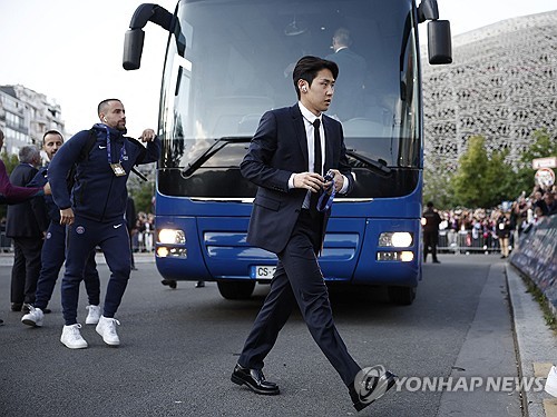 이강인은 29일 구단 홈페이지에 '우리는 올 시즌 시작 후 매우 잘해왔다. 여기까지 온 것만으로도 보람 있는 일이다. 정말 행복하다'고 시즌을 돌아본 뒤 '최선을 다해서 준비해 꼭 우승하겠다'고 인터 밀란과의 마지막 대결에 대한 각오를 밝혔다. 하지만 프랑스 언론은 이강인이 오는 6월1일 열리는 이탈리아 인터 밀란과의 유럽축구연맹(UEFA) 챔피언스리그 결승에서 벤치 출발할 것으로 예상했다. 이강인은 최근 조커 순위에서도 4~5순위로 밀려 교체투입 기회 잡기도 쉽지 않을 것으로 예측했다. 연합뉴스